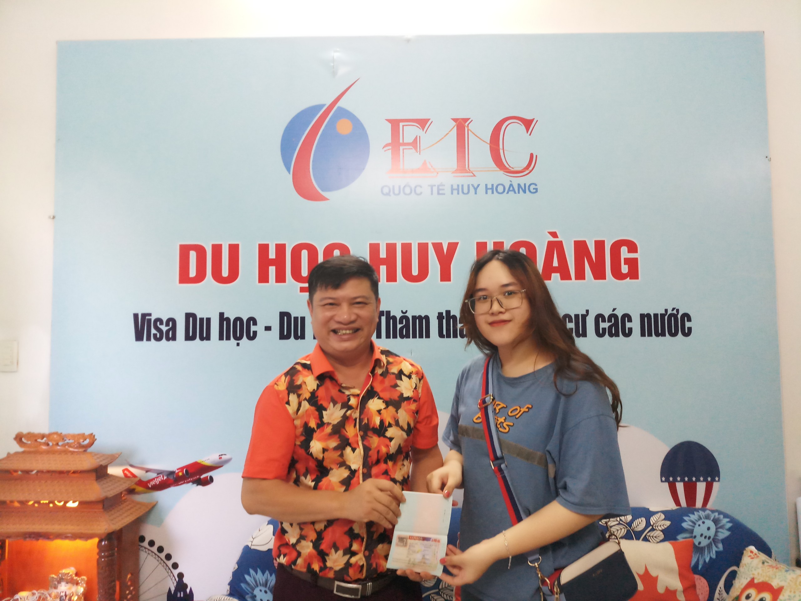 Tổng giám đốc trao visa du học Canada cho tân du học sinh Đào Phương Nhi